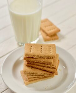 gluten free graham crackers and milk