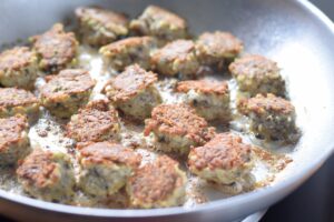 Gluten free and low carb chicken meatballs - low calorie, too! Recipe at beneficial-bento.com