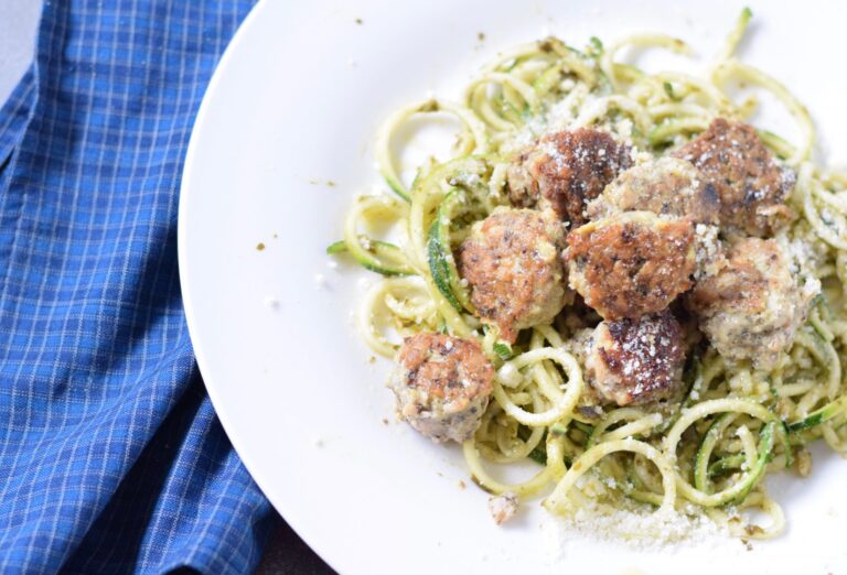 Gluten free and low carb chicken meatballs - low calorie, too! Recipe at beneficial-bento.com