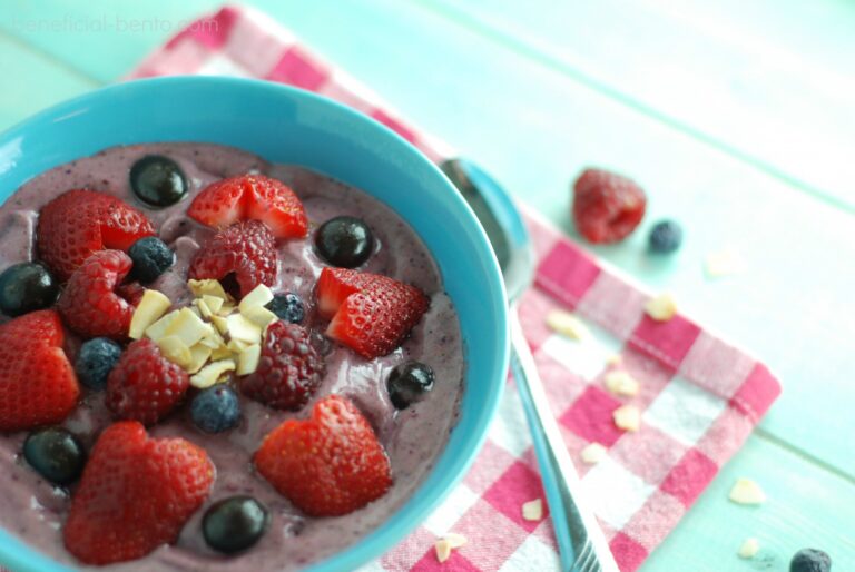 This is a picture of a Breakfast Smoothie Bowl. Recipe at beneficial-bento.com