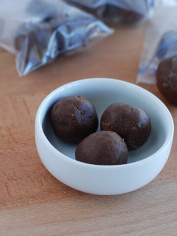 With only 5 ingredients, these Cashew Cocoa Fudge Bites are easy to whip up in the food processor. Keep them on hand when you are out running around and need something healthy and low-cal when hunger strikes!