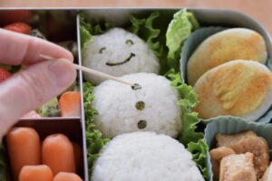this is a picture of step 9 in the snowman rice ball bento tutorial. read more at beneficial-bento.com