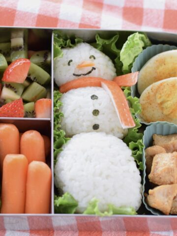 this is a picture of a snowman rice ball bento, recipe at benenficial-bento.com