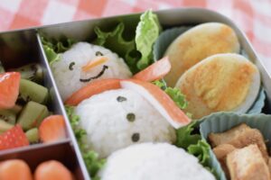 this is a picture of the finished snowman rice ball bento. Read more at beneficial-bento.com