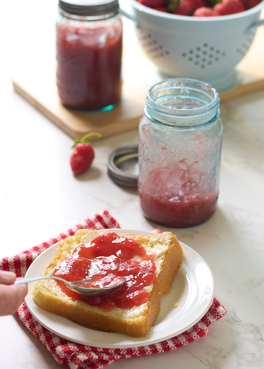 spread jam on bread with spoon